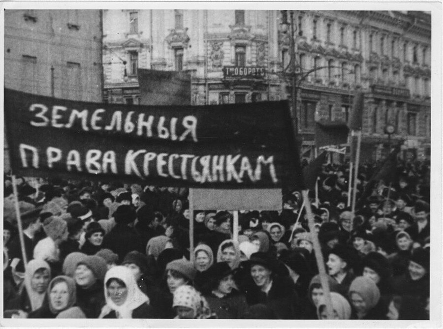Protesto das trabalhadoras de Petrogrado em 23 de fevereiro (equivalente a 8 de março no calendário atual) de 1917.