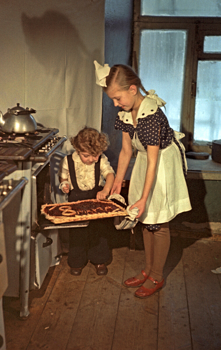 Crianças fazem bolo para a mãe no dia da mulher. 1958.