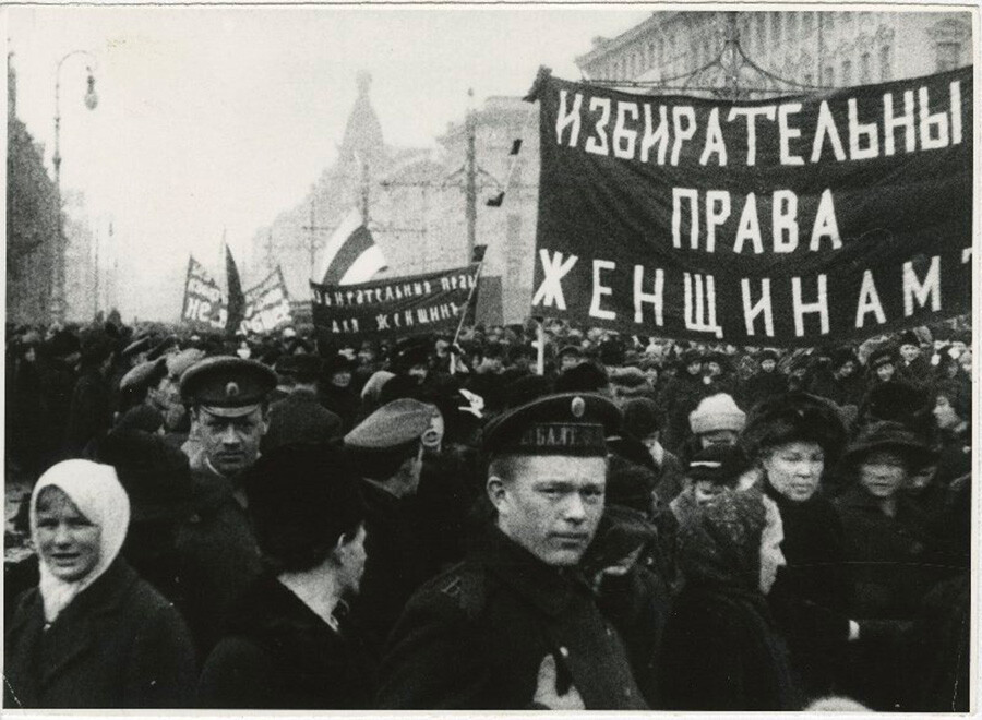 La protesta delle donne di Pietrogrado continuò per diversi giorni, nel 1917, con la richiesta di maggiori diritti, anche elettorali. Qui le manifestazioni il 19 marzo