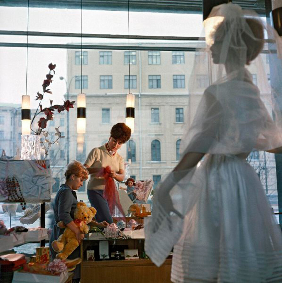 In un negozio sovietico si allestisce la vetrina in vista dell’8 marzo, 1967