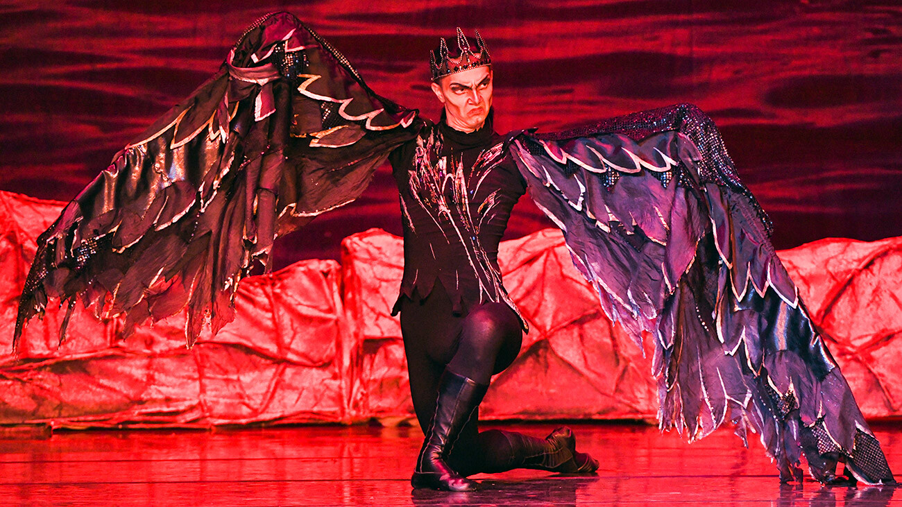 Le méchant sorcier Rothbart dans une scène du ballet Le Lac des cygnes, mise en scène par le Théâtre d’opéra et de ballet Mariinski, à Saint-Pétersbourg, 2022

