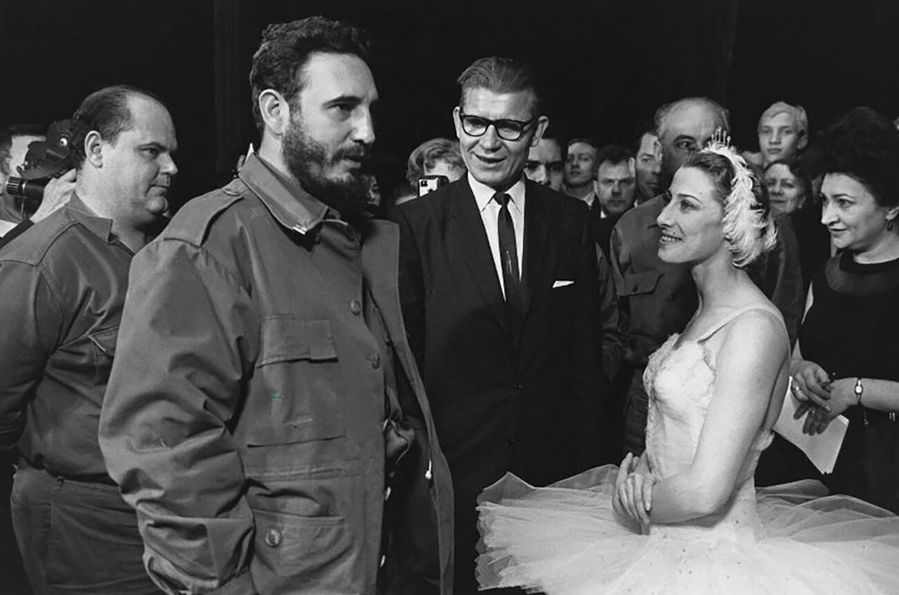 Fidel Castro et Maïa Plissetskaïa après une représentation du Lac des cygnes au théâtre Bolchoï, 1963


