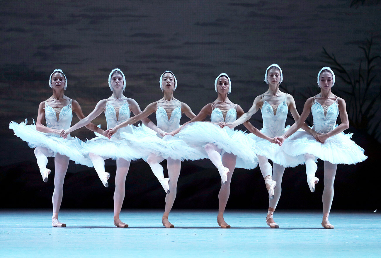 Bailarinas del Teatro de Ballet de Novosibirsk durante un ensayo de 'El lago de los cisnes' en el Teatro Bolshói de Moscú.