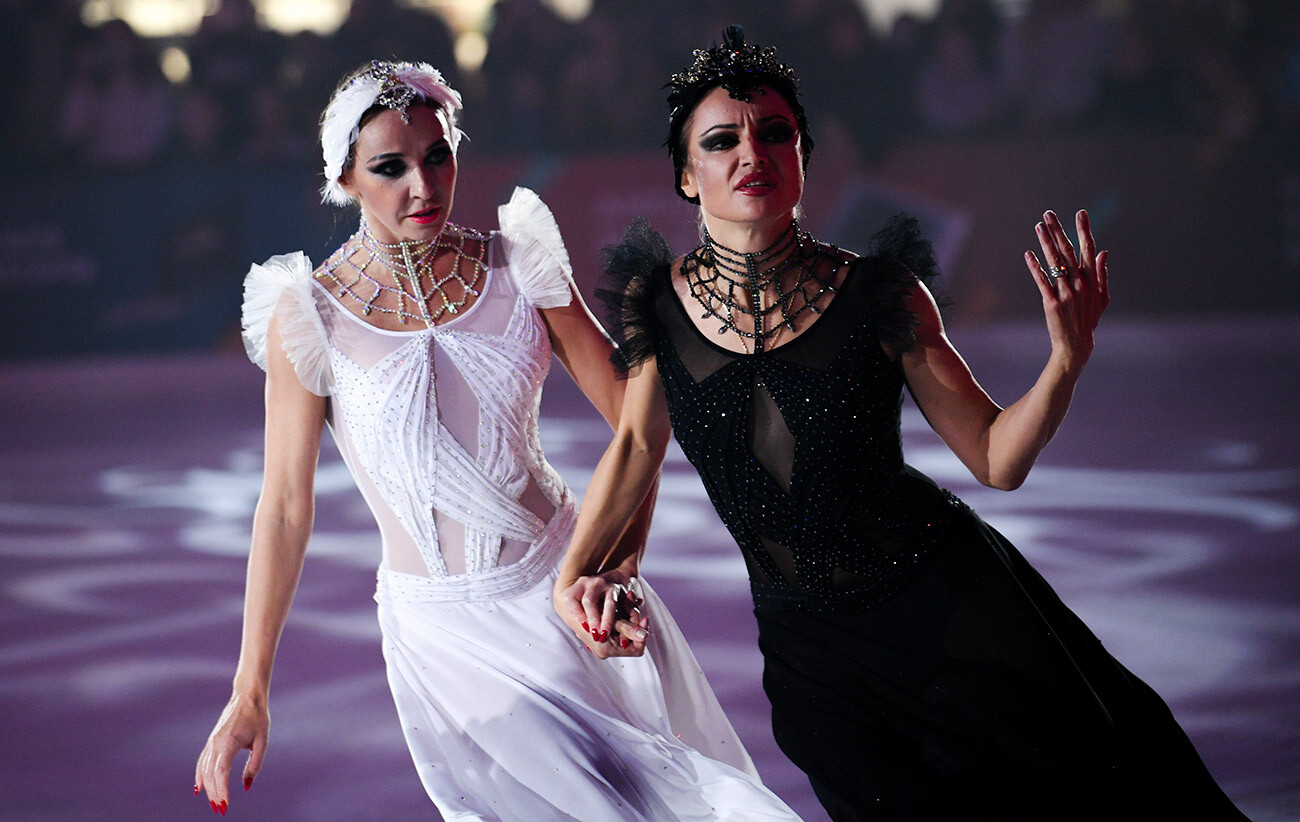 Las patinadoras artísticas Tatiana Navka como la princesa Odette y Margarita Drobiazko como la princesa Odile actúan en el espectáculo sobre hielo 'El lago de los cisnes' en Moscú. 