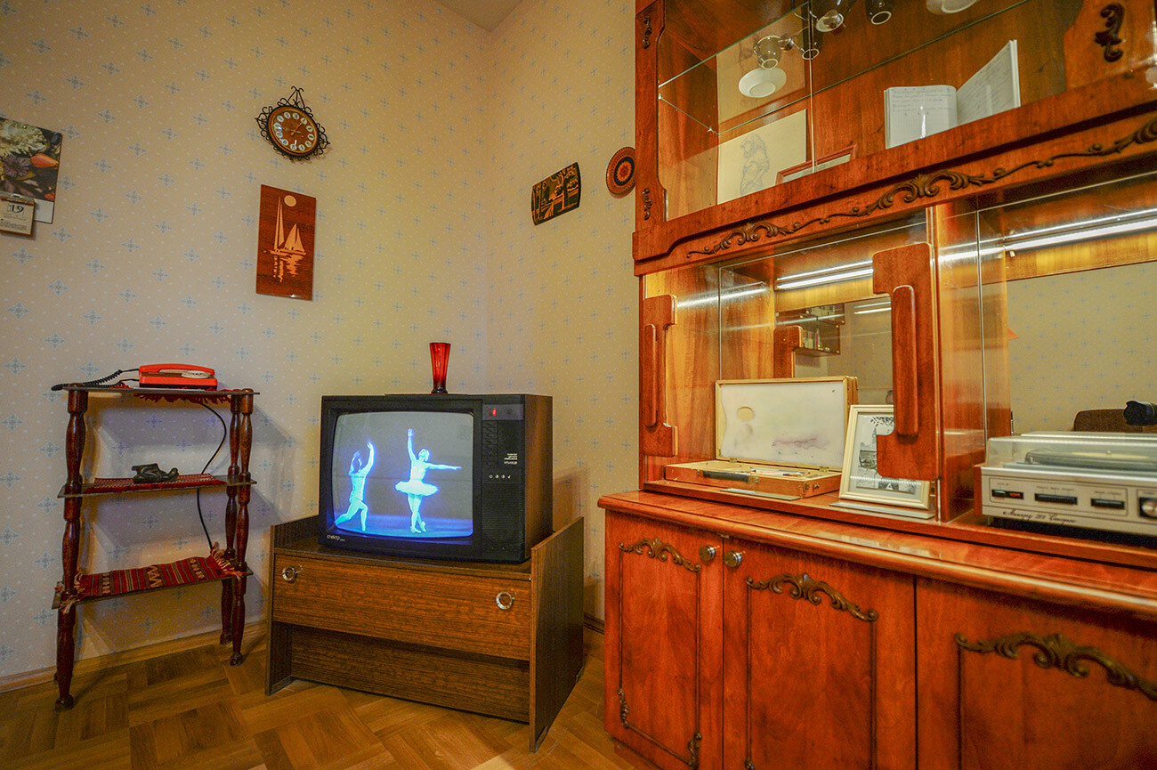 Un salón reconstruido en la exposición del Centro Presidencial Borís Yeltsin de Ekaterimburgo. Televisor con una emisión del ballet 'El lago de los cisnes'.