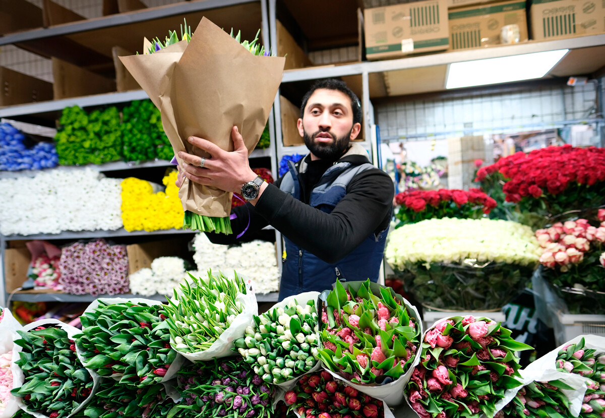 Menjual bunga untuk perayaan 8 Maret di Pasar Riga di Moskow
