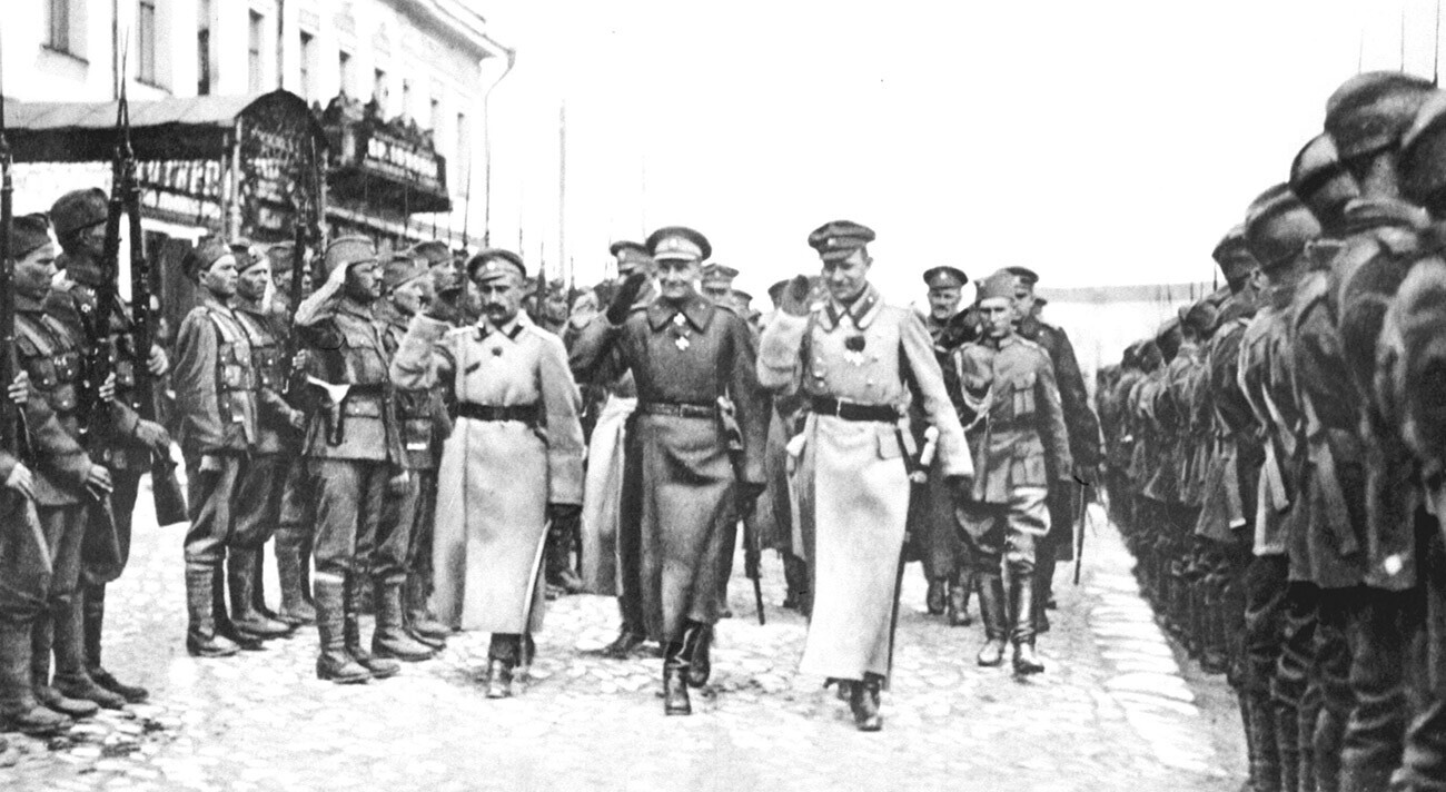 Laksamana Kolchak (kanan) meninjau pasukan.