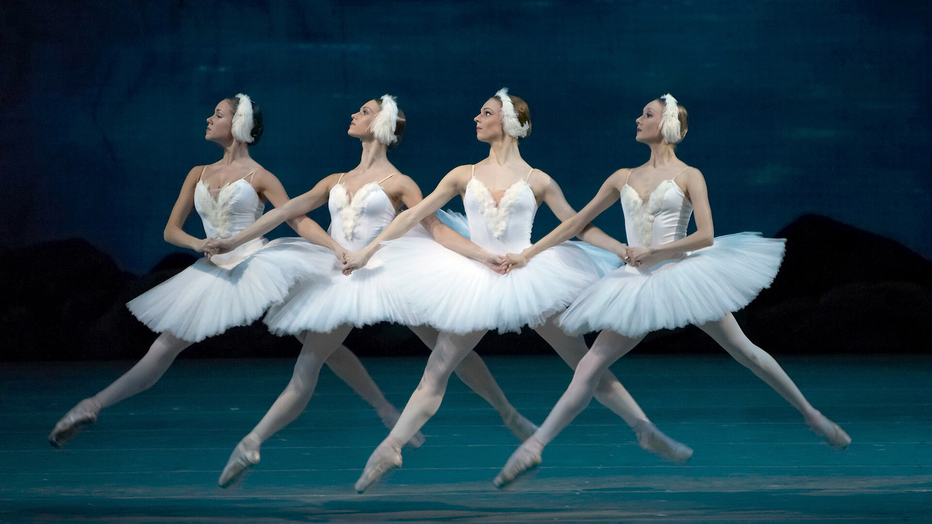 Mali labudovi u sceni iz baleta Petra Čajkovskog "Labuđe jezero" u koreografiji Mariusa Petipe. 

