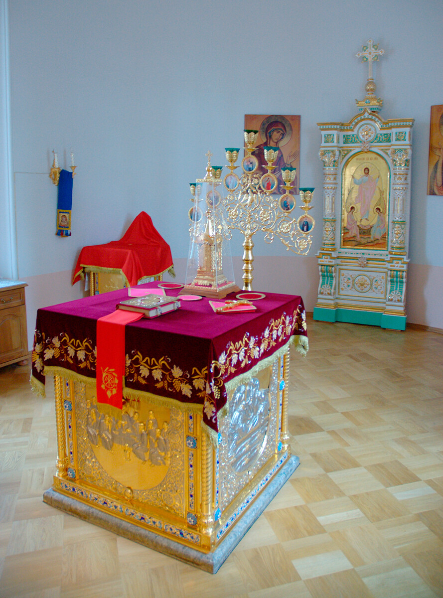Il “prestol”, o “tavolo sacro” dell’altare, usato per appoggiare le suppellettili e i libri sacri da utilizzare durante la liturgia