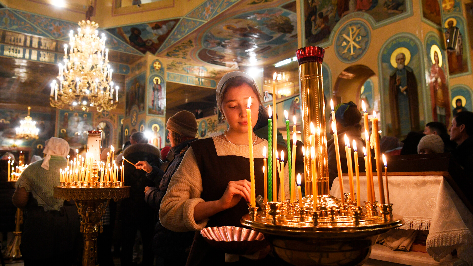 Accensione delle candele in una chiesa ortodossa russa