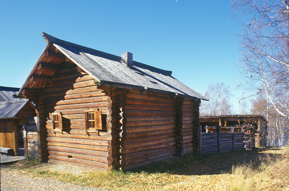 Taltsy. Log house at farmstead of Cossack named Moskovsky. October 2, 1999