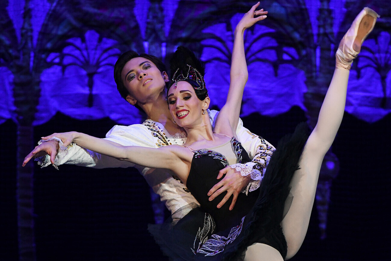 Itaru Nada como Príncipe Siegfried e Kristina Mikhailova como Odile no palco do Teatro Acadêmico da Juventude Russa, 2022