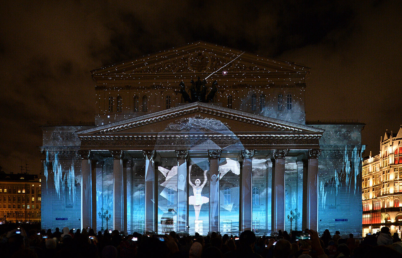 Instalação de projetores com tema de O Lago dos Cisnes no edifício do Teatro Bolshoi em Moscou, 2015