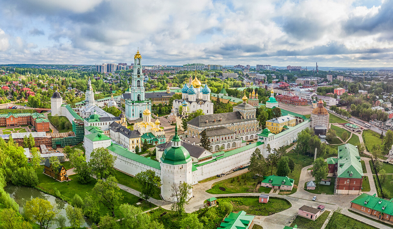 Vista aerea di come appare ai nostri giorni la Lavra (Monastero) della Trinità di San Sergio, a Sergiev Posad, circa 70 km a nord-est di Mosca