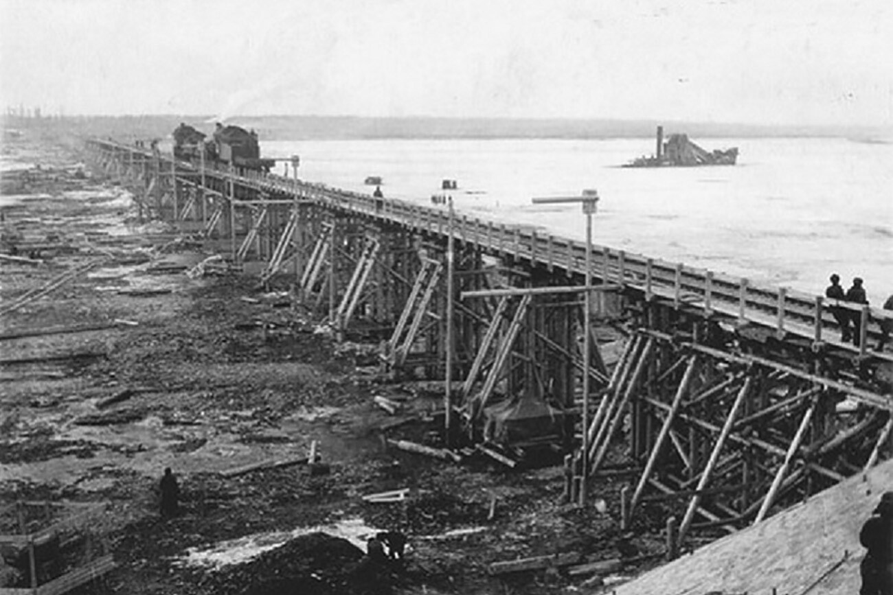 Il primo ponte costruito sulla Neva era basso, senza campate navigabili. Dopo qualche tempo, 500 metri a valle, si iniziò a costruire un altro ponte, alto 8 metri e già in grado di lasciar passare le navi