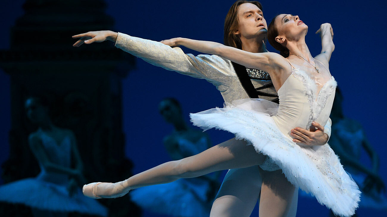 Svetlana Zakharova e Denis Rodkin durante uno spettacolo al Teatro Bolshoj
