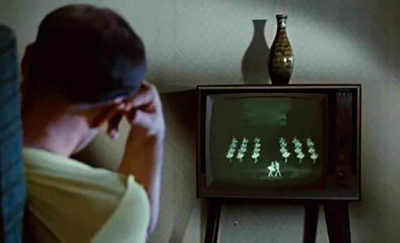 Fermo immagine dalla commedia sovietica “Una Vergine da rubare” (1967). In tv trasmettono “Il lago dei cigni”
