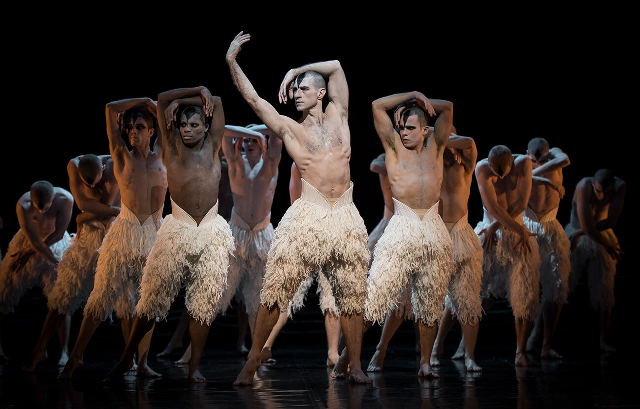Uomini nei panni dei cigni nella messa in scena del coreografo britannico Matthew Bourne
