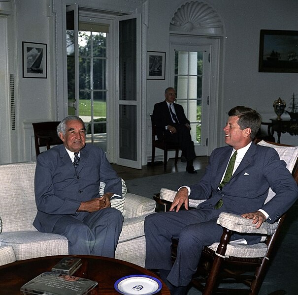 El primer ministro jamaicano Alexander Bustamente en la Casa Blanca juto a John F. Kennedy, 1962.