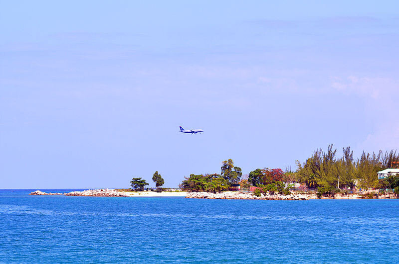Avión en aproximación al aeropuerto Sir Donald Sangster de Montego Bay.