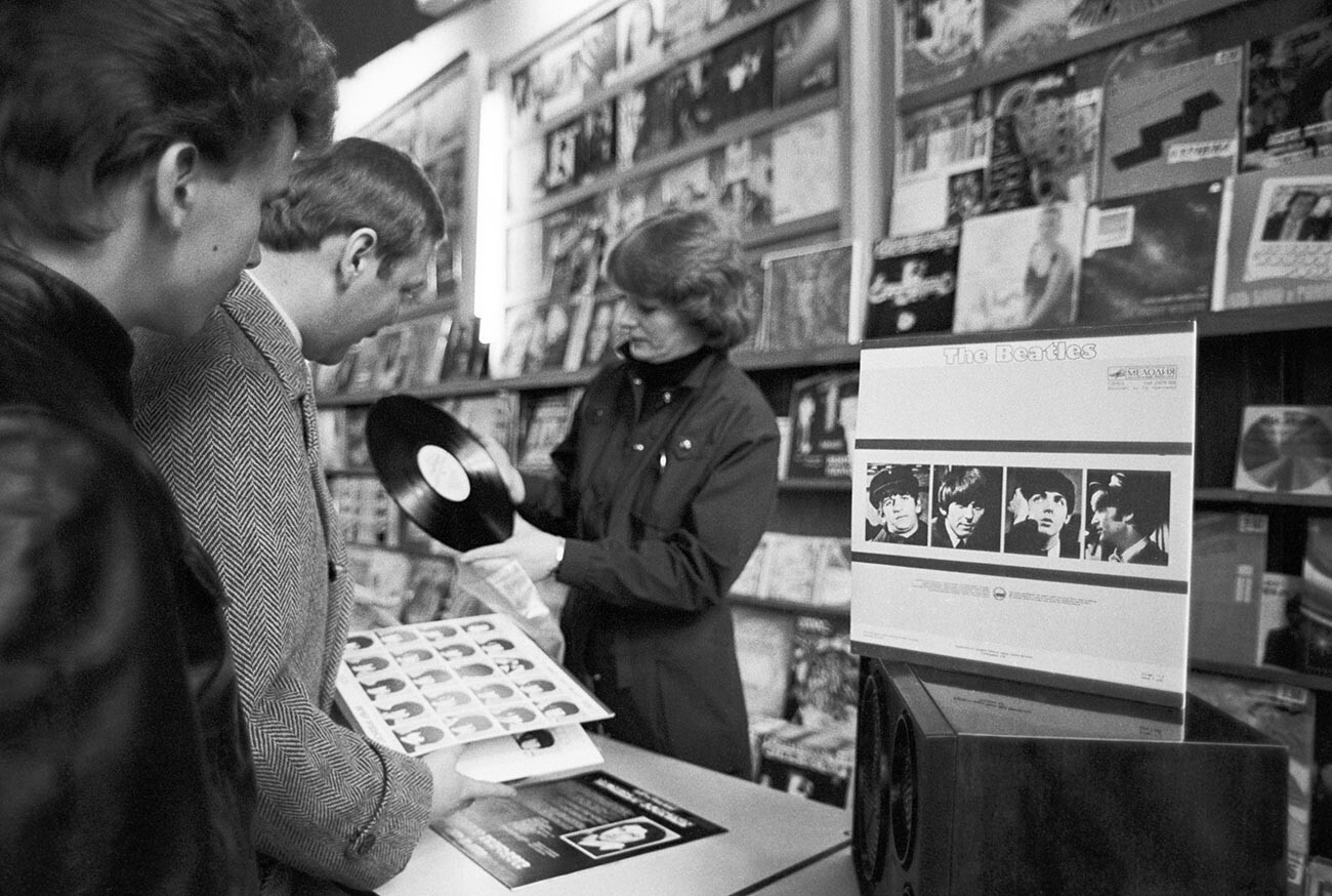 La tienda del sello discográfico 'Melodia' vende el nuevo álbum de los Beatles