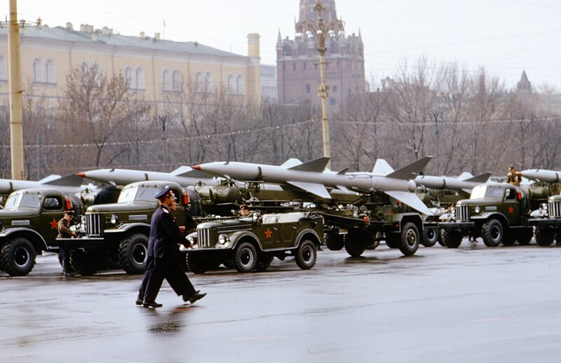Gaz-69-A portando misiles en 1964 para un desfile en Moscú.