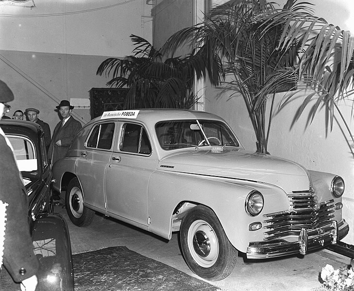 Pobeda en una exposición de coches en Holanda, 1954.