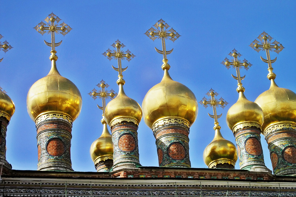 Cúpulas de la catedral Verоspasski en el Kremlin de Moscú.