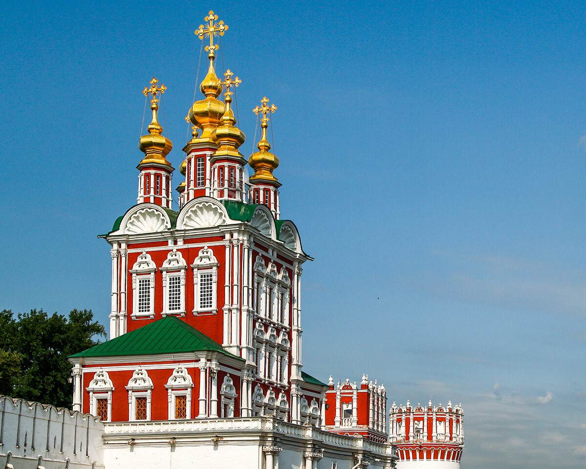 Puerta de la Iglesia de la Transfiguración en el Convento Novodevichi de Moscú, siglo XVII.