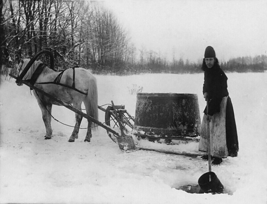Seorang diaken desa mengambil air, tahun 1900-an, Rusia