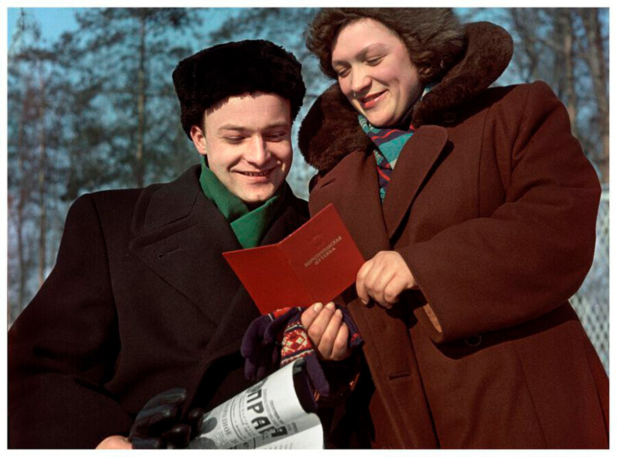 Комсомолци, работници на Московската фабрика за автомобили „Сталин“, 1953.

