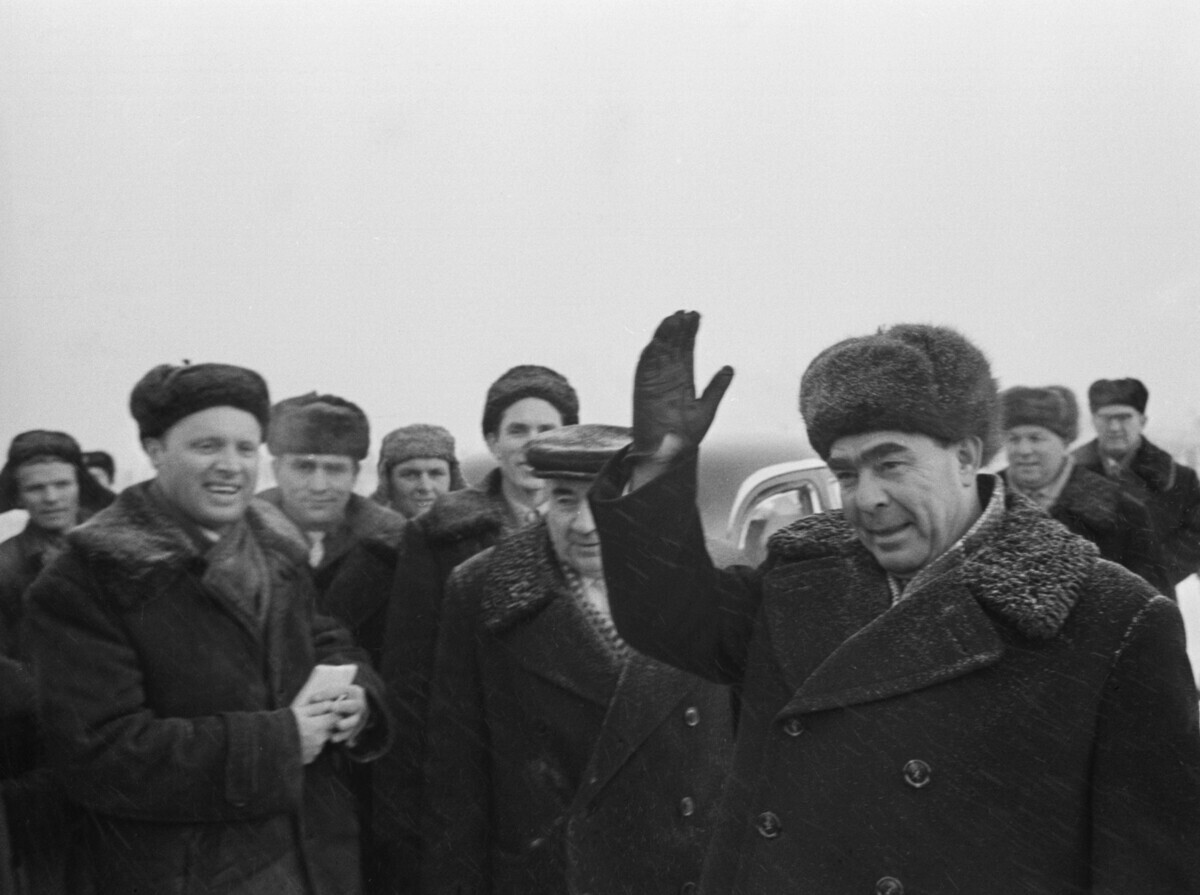 СССР. Иркутска област. Братск. 11 декември 1960. Претседателот на Президумот на Врховниот Совет на СССР Леонид Илич Брежнев со градителите на Братската хидроцентрала.

