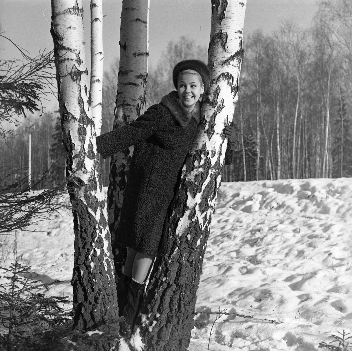 Kolekcija odjeće od ruskog krzna 1965. Bunda od perzijanera (krzna astraganske ovce) s kragnom od nerca (vidrice). Model Regina Zbarska. 