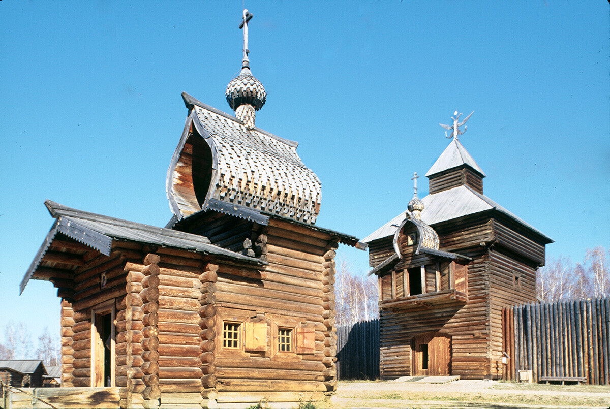 Taltsy. Gereja Ikon Perawan Kazan dari Benteng Ilimsk, pemandangan barat daya. Latar belakang: Menara Penyelamat. 2 Oktober 1999