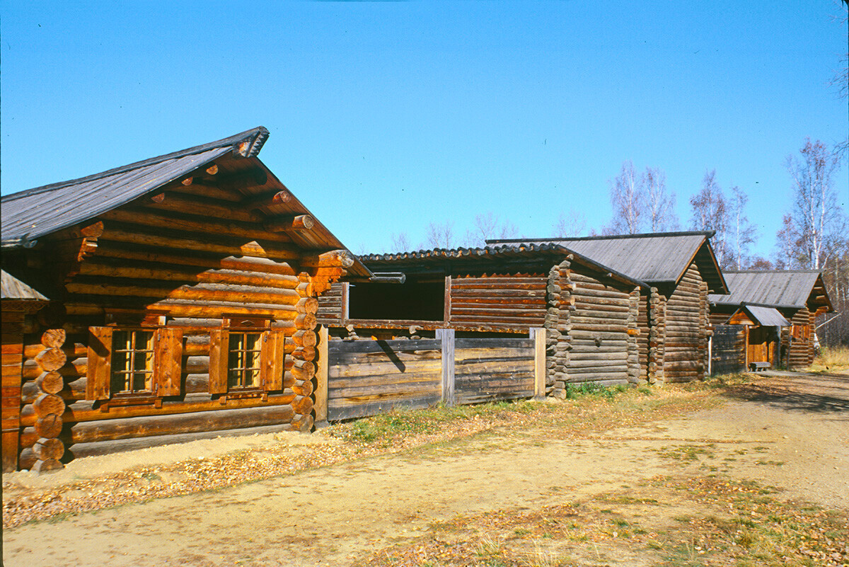 Taltsy. Rumah dan lumbung di desa yang dibangun kembali dari wilayah Angara bagian bawah. 2 Oktober 1999