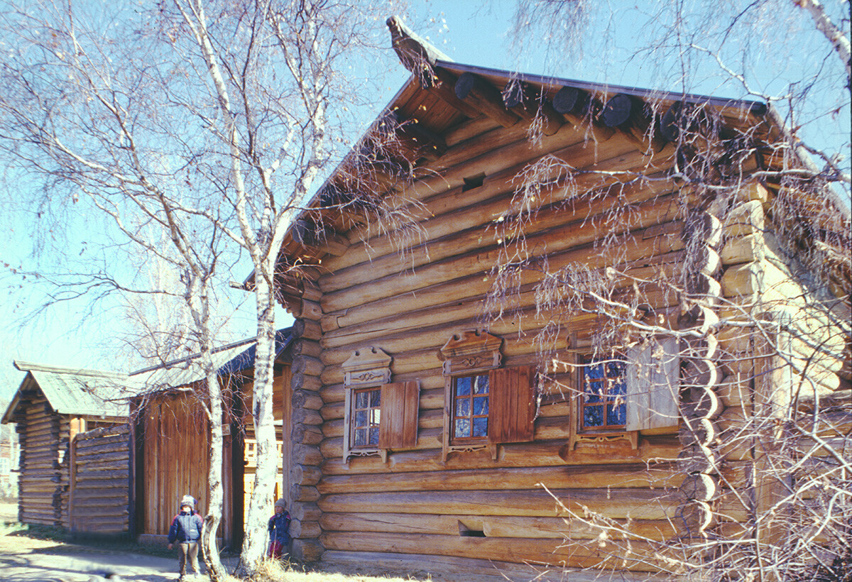 Taltsy. Rumah kayu di lahan pertanian Nepomiluev. 2 Oktober 1999