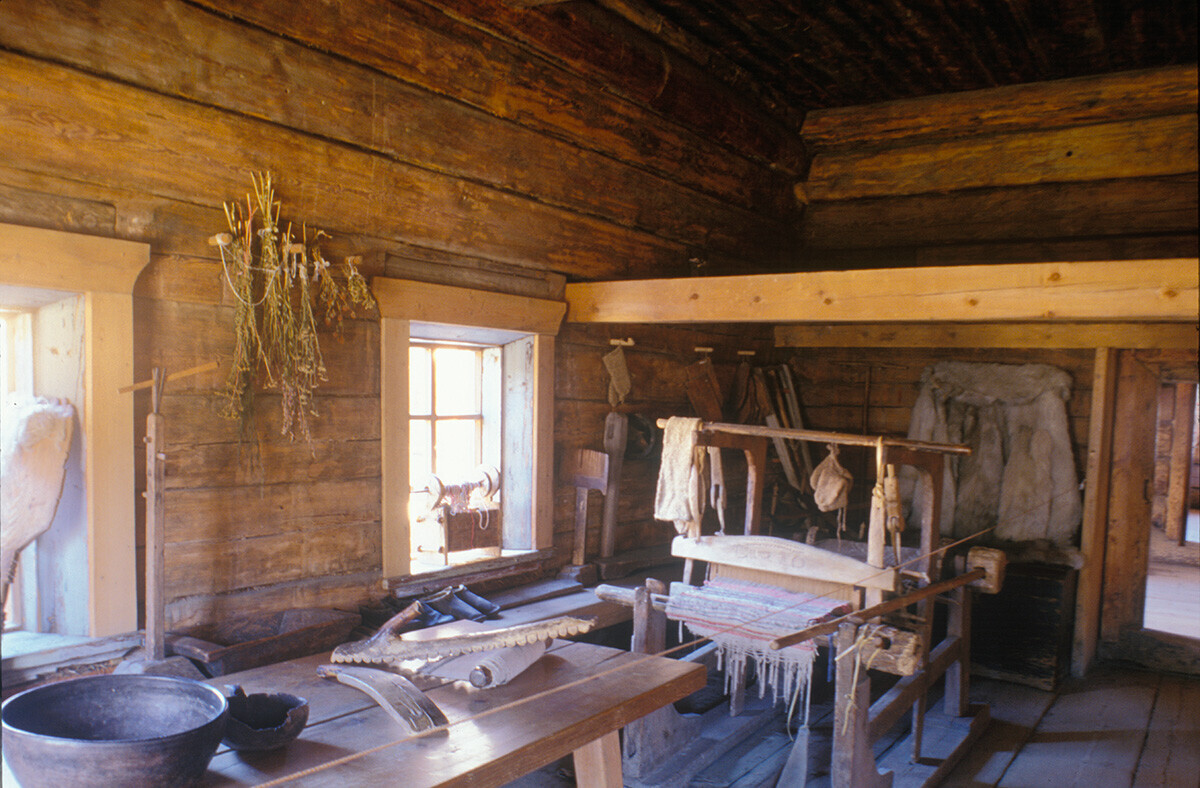 Taltsy. Interior rumah kayu Nepomiluev. Ruang utama dengan alat tenun di latar belakang. 2 Oktober 1999