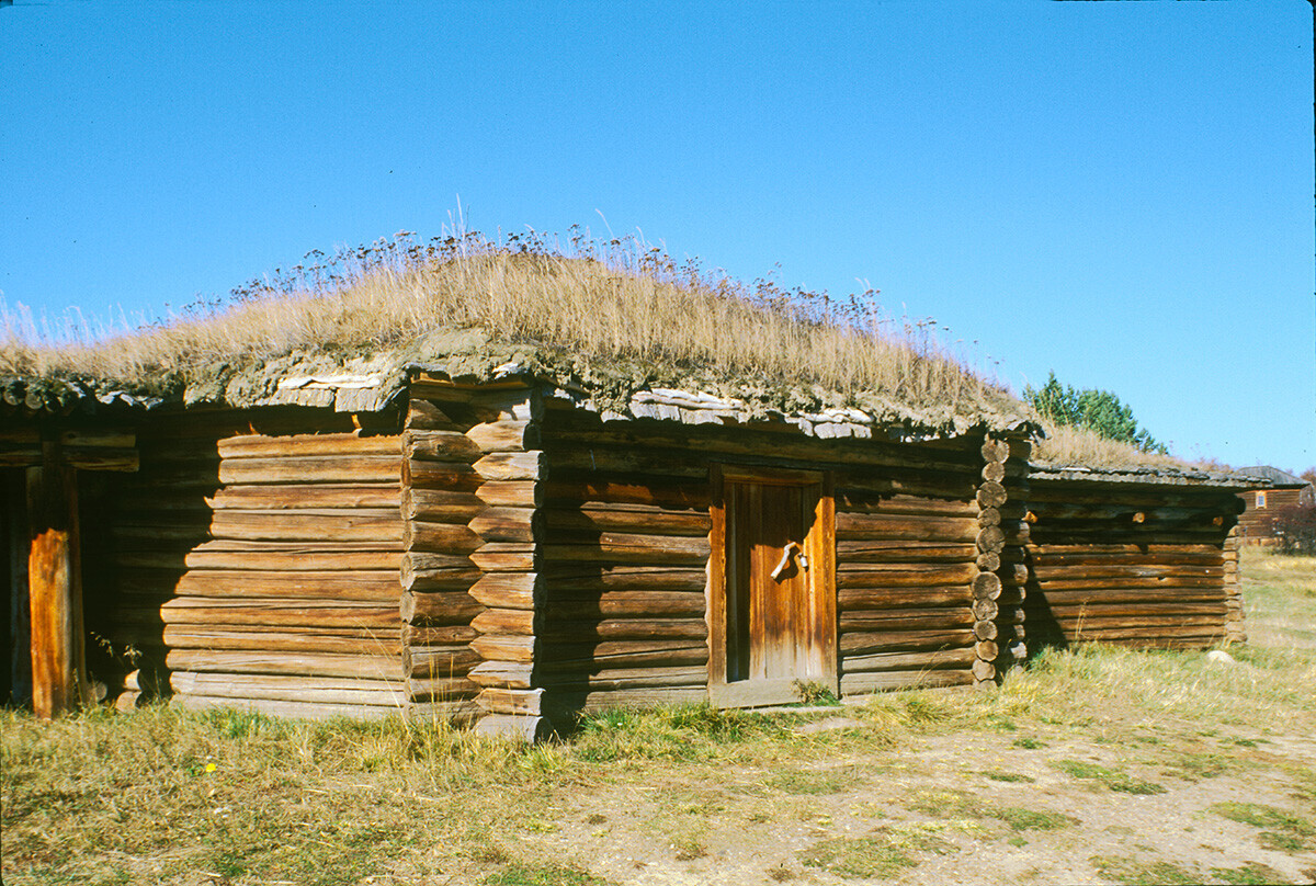 Taltsy. Tempat tinggal kayu Buriat (‘yurt’) dengan atap tanah (Angara). 2 Oktober 1999