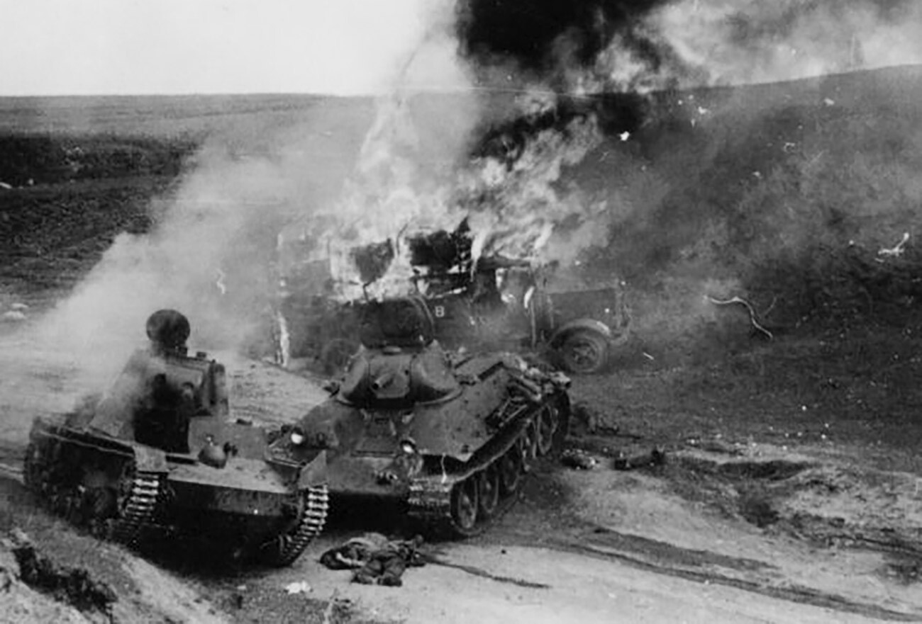 Zerstörter sowjetischer Flammenwerferpanzer ХТ-130 und T-34-Panzer, Juni 1941.
