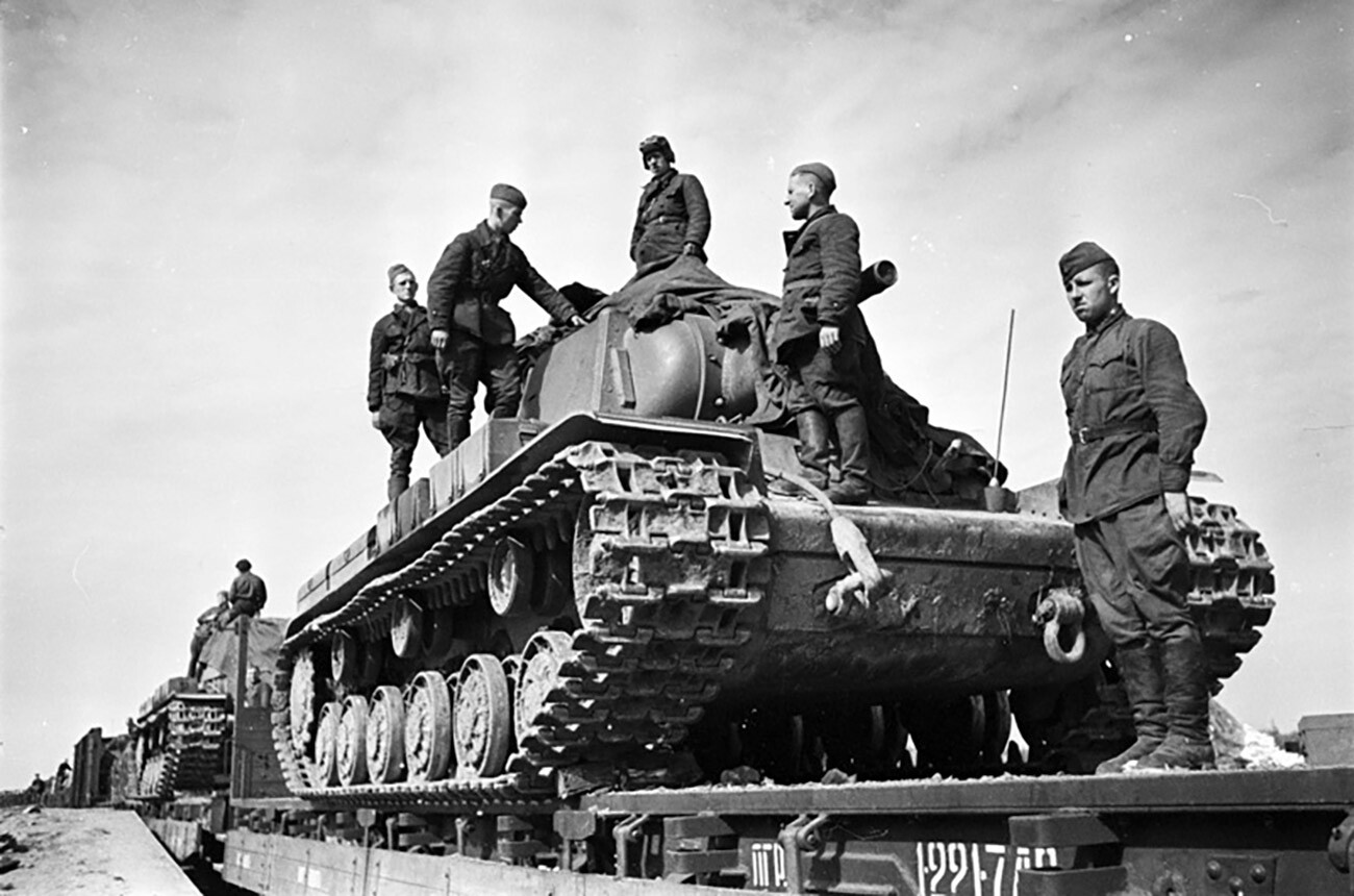 Sowjetische Panzer auf dem Weg zur Front.

