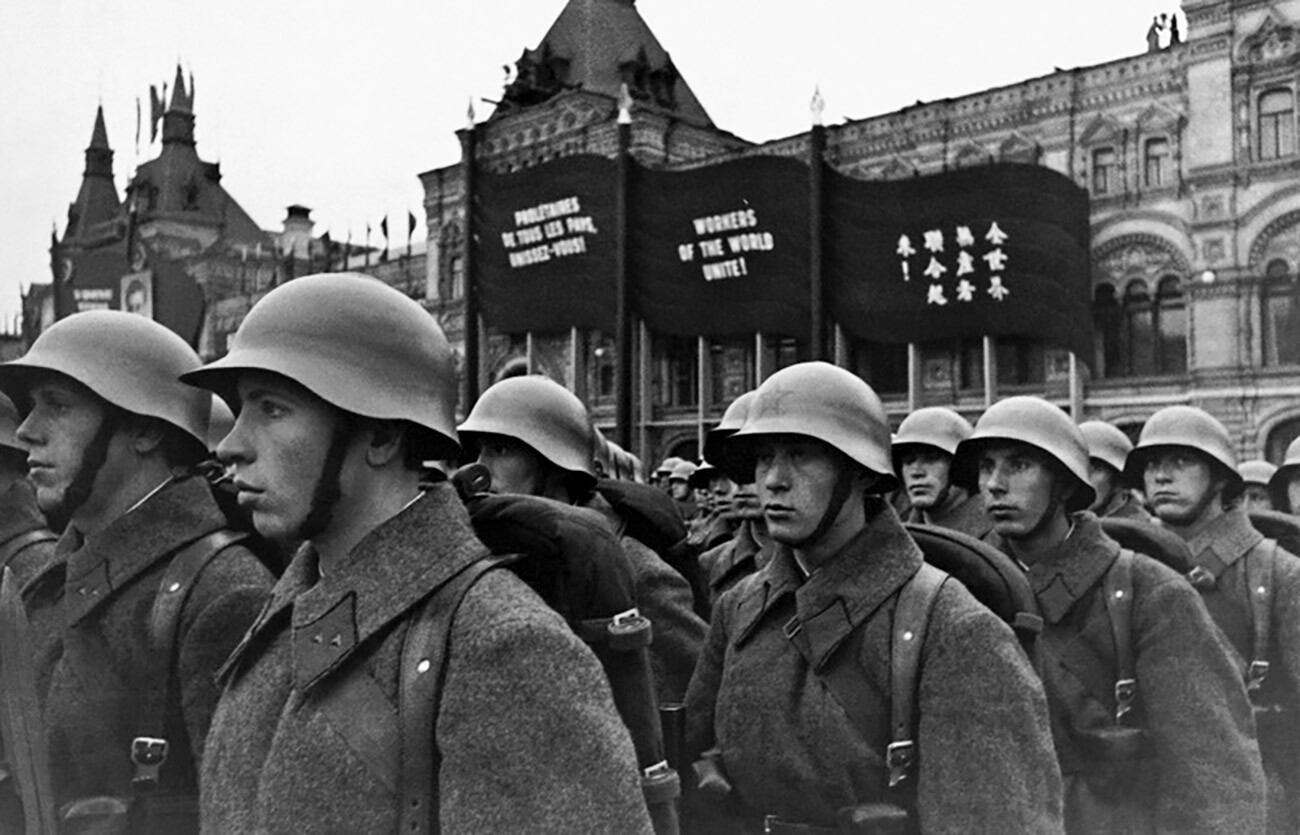 Militärparade auf dem Roten Platz anlässlich des 20. Jahrestages der Großen Oktoberrevolution, 1937.
