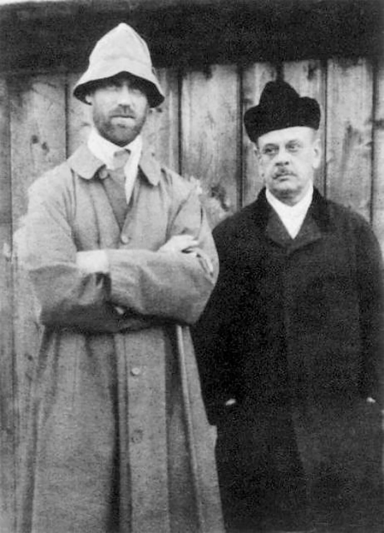 Miguel Aleksándrovich (a la izquierda) y P. Znamerovski fotografiados en Perm en abril de 1918 por un fotógrafo callejero. En el reverso de la foto Miguel Aleksándrovich escribió a mano 'Prisionero de Perm' y juró no afeitarse hasta ser liberado.
