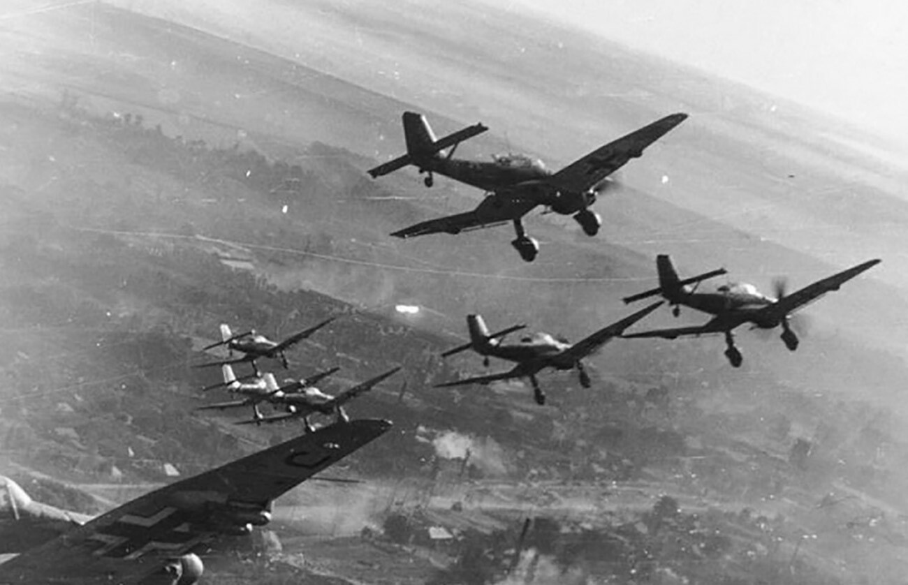 Deutsche Ju 87-Bomber greifen an.
