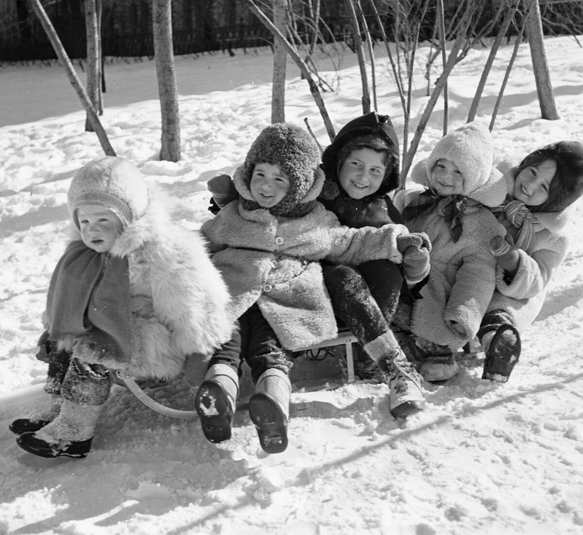 Otroci se sankajo, 1970 