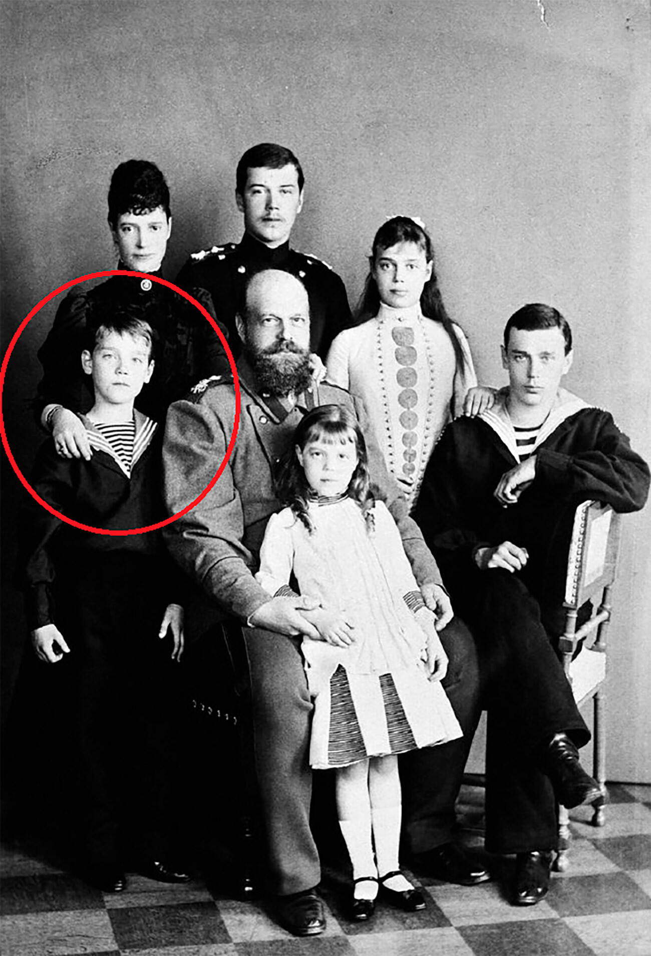 L’imperatore Alessandro III con i suoi figli. Quello nel circolo rosso è Mikhail. Nicola è alle spalle del padre