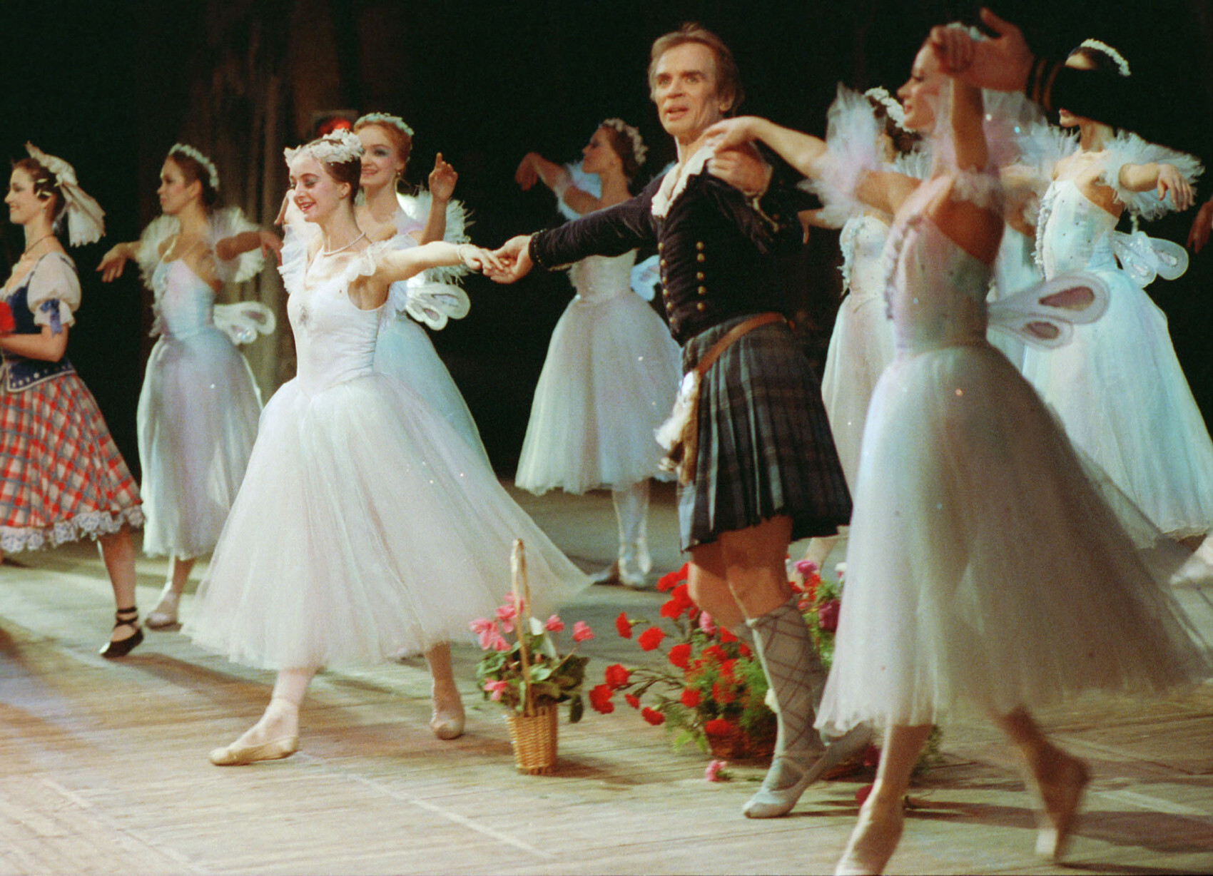 En 1989, 30 años después de abandonar su patria, Rudolf Nuréyev visitó Leningrado para bailar en el Teatro Kirov de Ópera y Ballet.