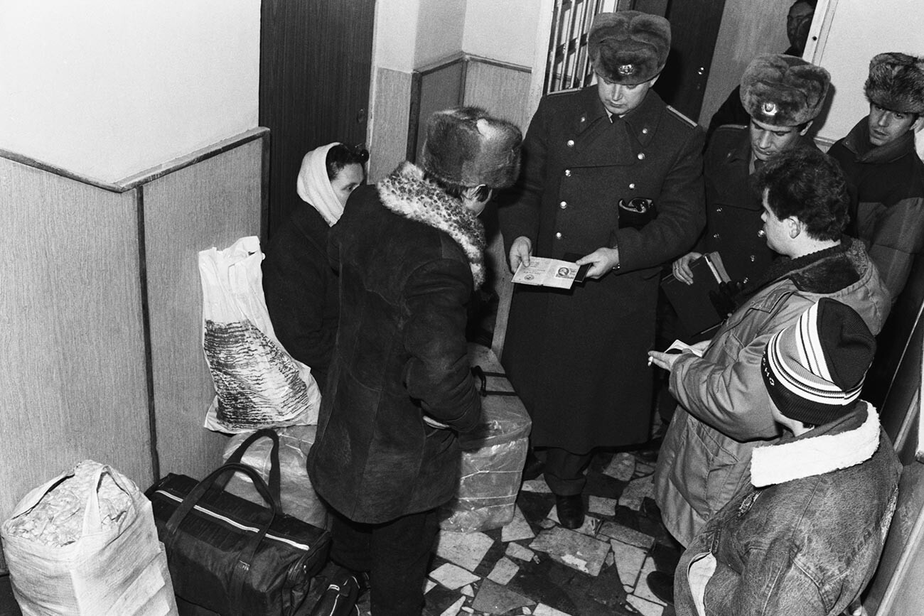 La milizia sovietica controlla la “propiska”, la necessaria registrazione di residenza sul “passaporto interno”