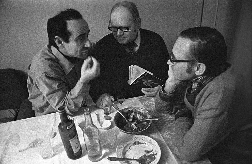 “Discussione in cucina”, 1970. Le discussioni politiche nel segreto di casa erano un grande classico dell’epoca sovietica. Lì ci si sentiva al sicuro, anche se c’era sempre la minaccia di un delatore…