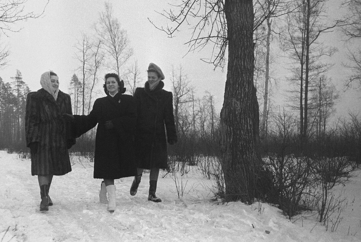 Olga Lepechinskaïa, ballerine du Théâtre académique d'État du Bolchoï de l'URSS (au centre) avec ses amies, 1951