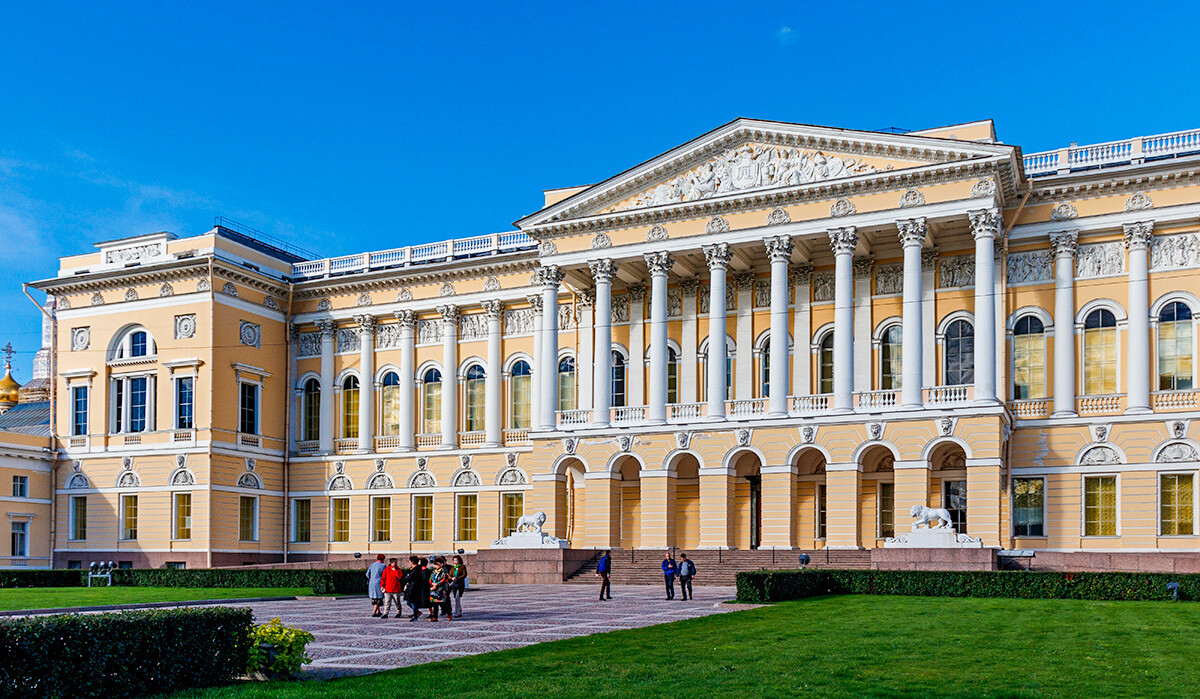 1895 Državni ruski muzej, nekdanji Ruski muzej njegovega carskega veličanstva Aleksandra III. na Umetniškem trgu, Sankt Peterburg, Rusija. 